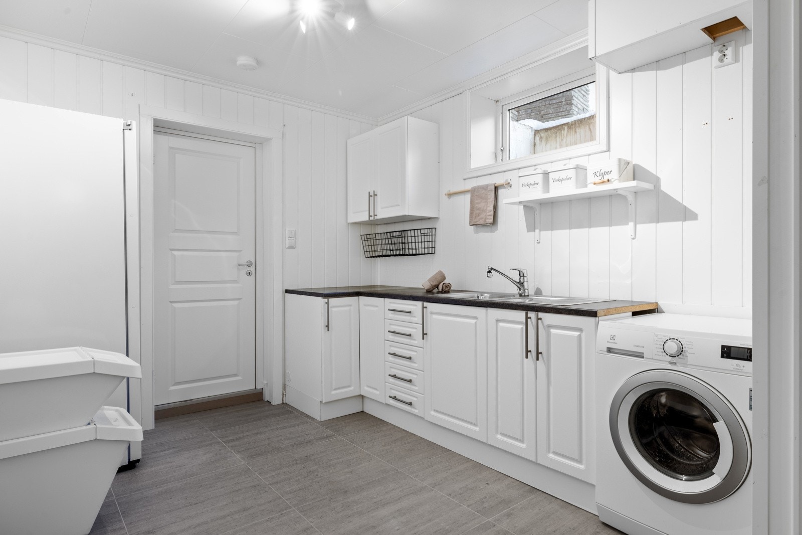 Etasjens kjøkken blir i dag benyttet som et praktisk vaskerom. Galleribilde