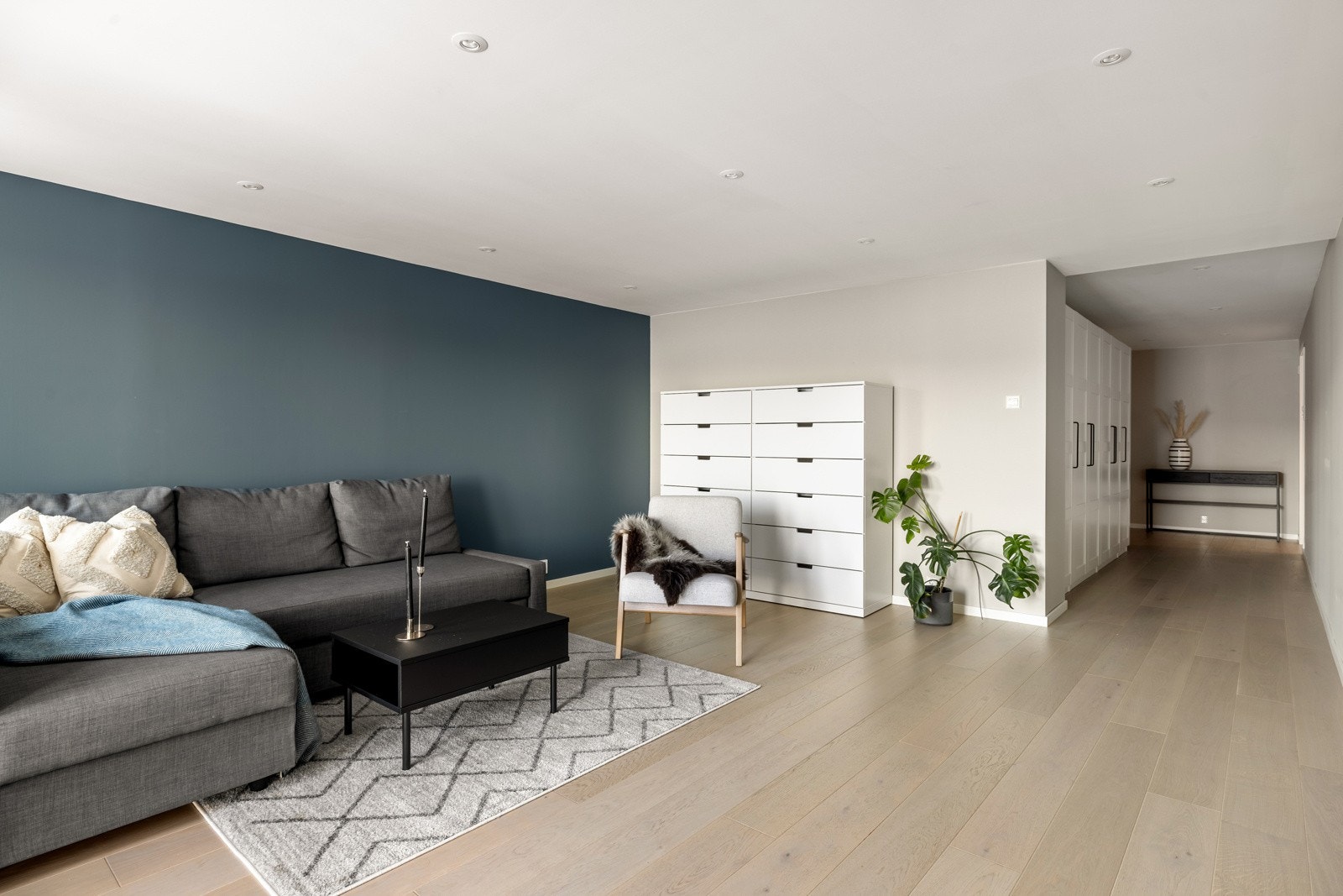 Her er det lekre gulv, tidsriktig farge på vegger og behagelige downlights i taket. Galleribilde