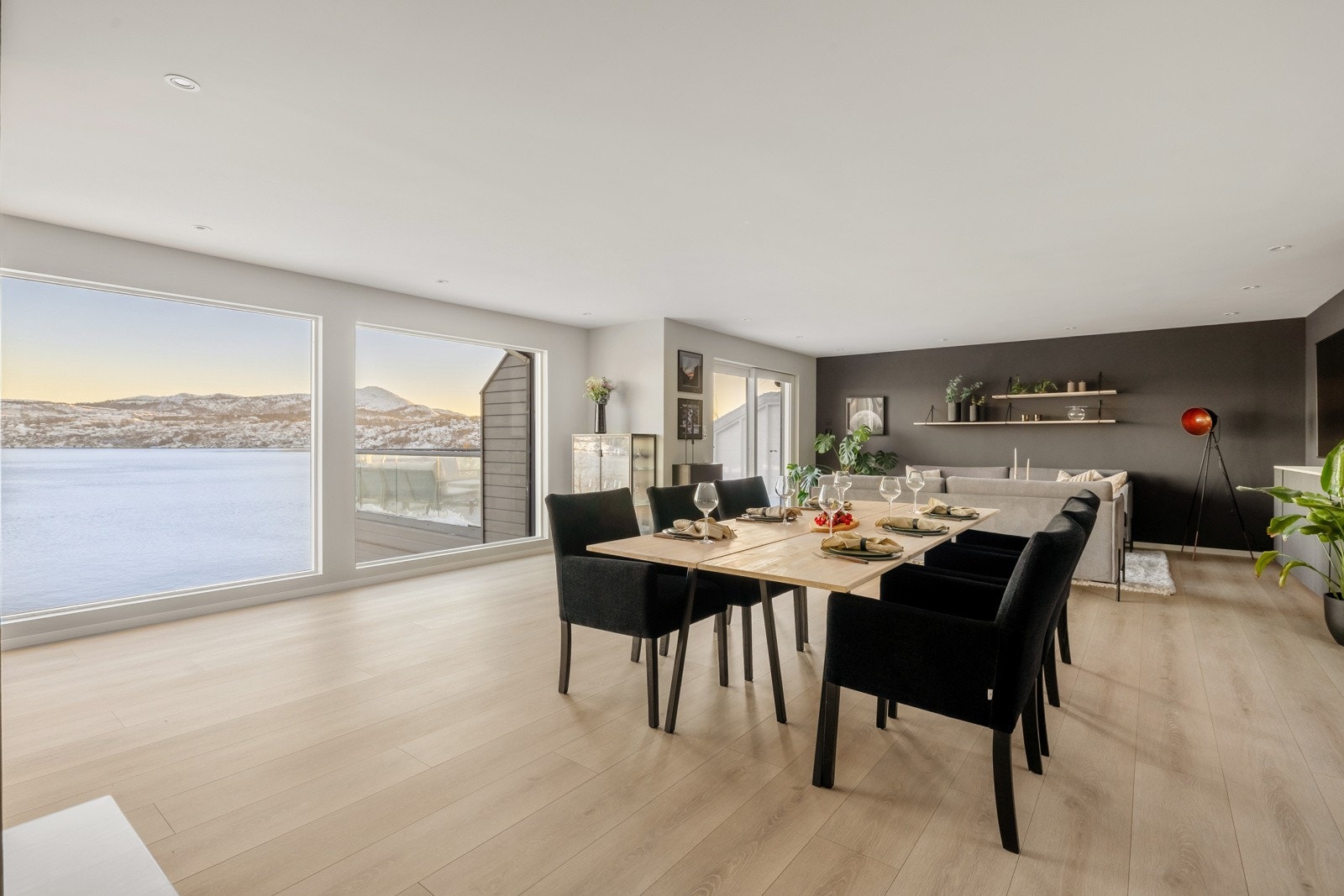 I stuen møtes vi av store vindusflater, en sosial og praktisk planløsning og moderne kvaliteter Galleribilde