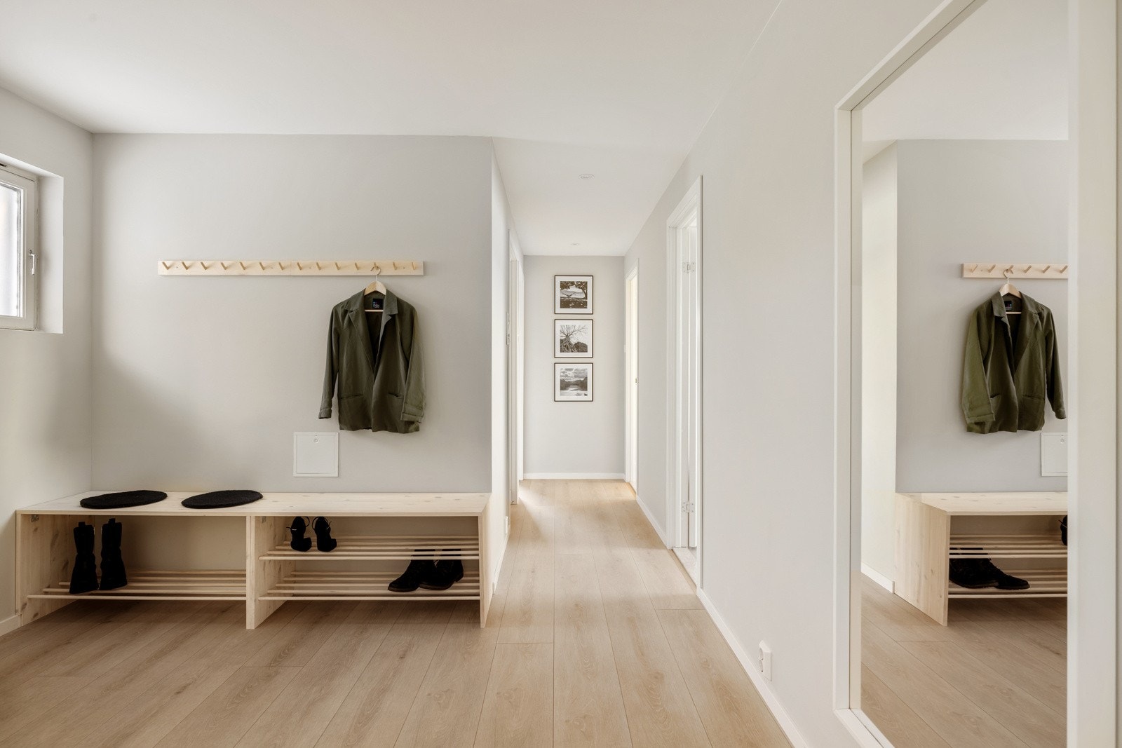 Vi beveger oss inn mot etasjens gang, som tar oss videre til soverommene og bad Galleribilde