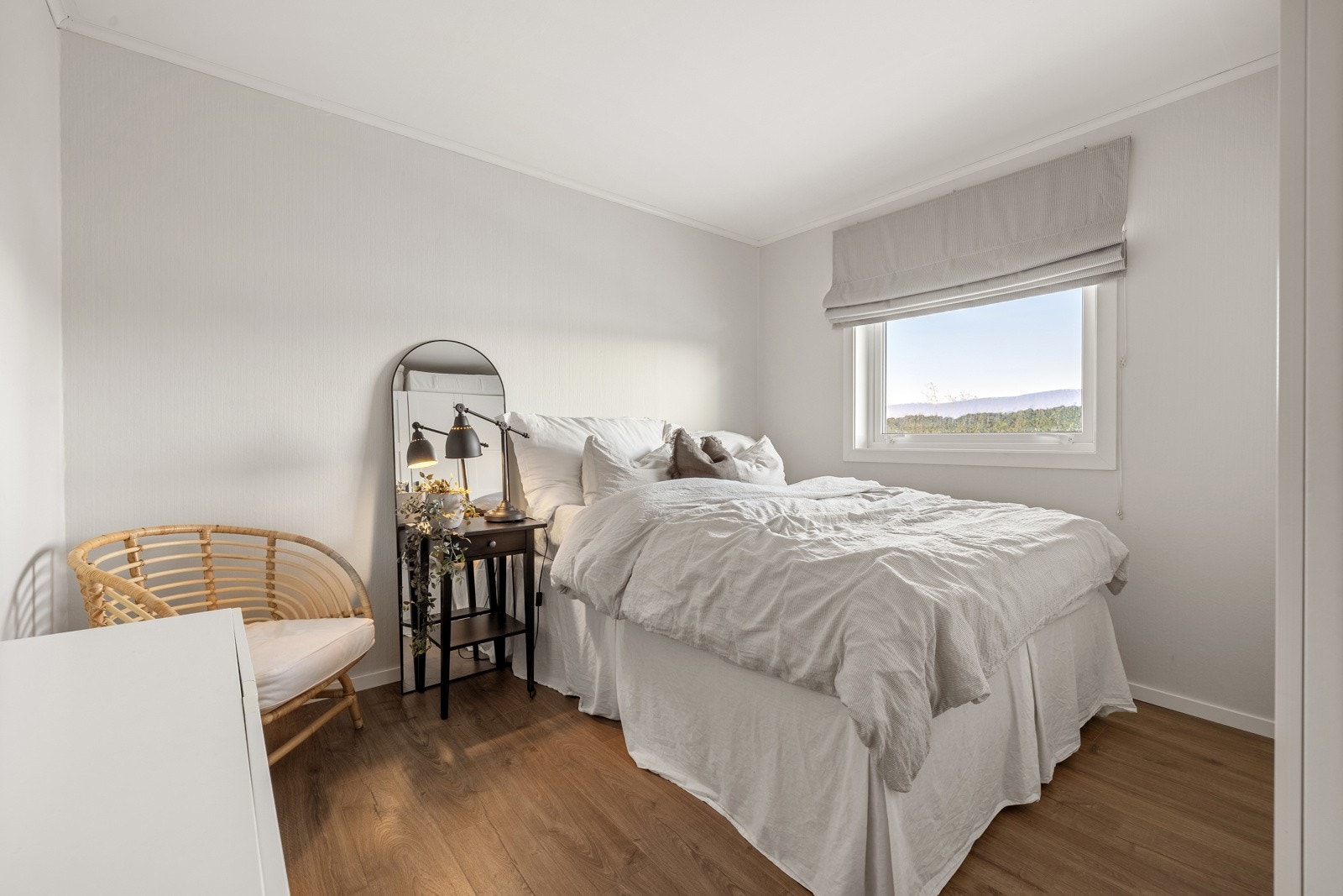 Et romslig soverom med god plass til seng, nattbord og annet ønskelig møblement. Galleribilde