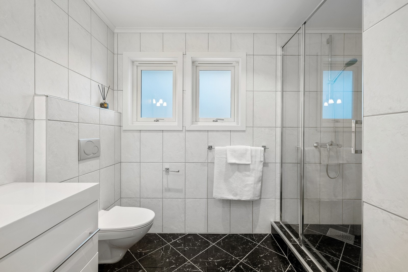 Her er det innredet med vegghengt servantinnredning, toalett og har dusjnisje med klare dusjdører. Galleribilde