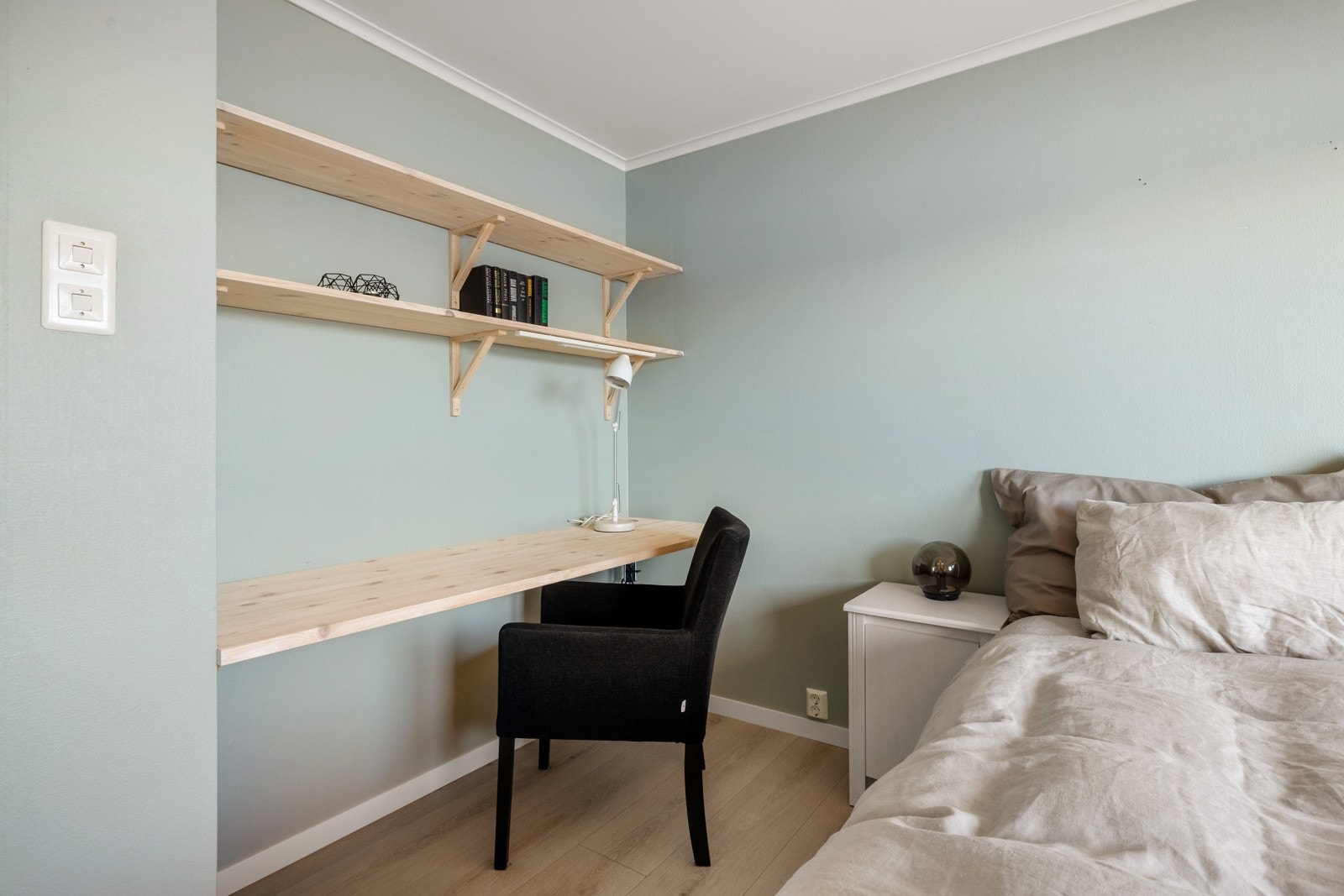 Hovedsoverommet har god plass til dobbeltseng, garderobeskap, nattbord eller annet ønskelig møblement. Galleribilde