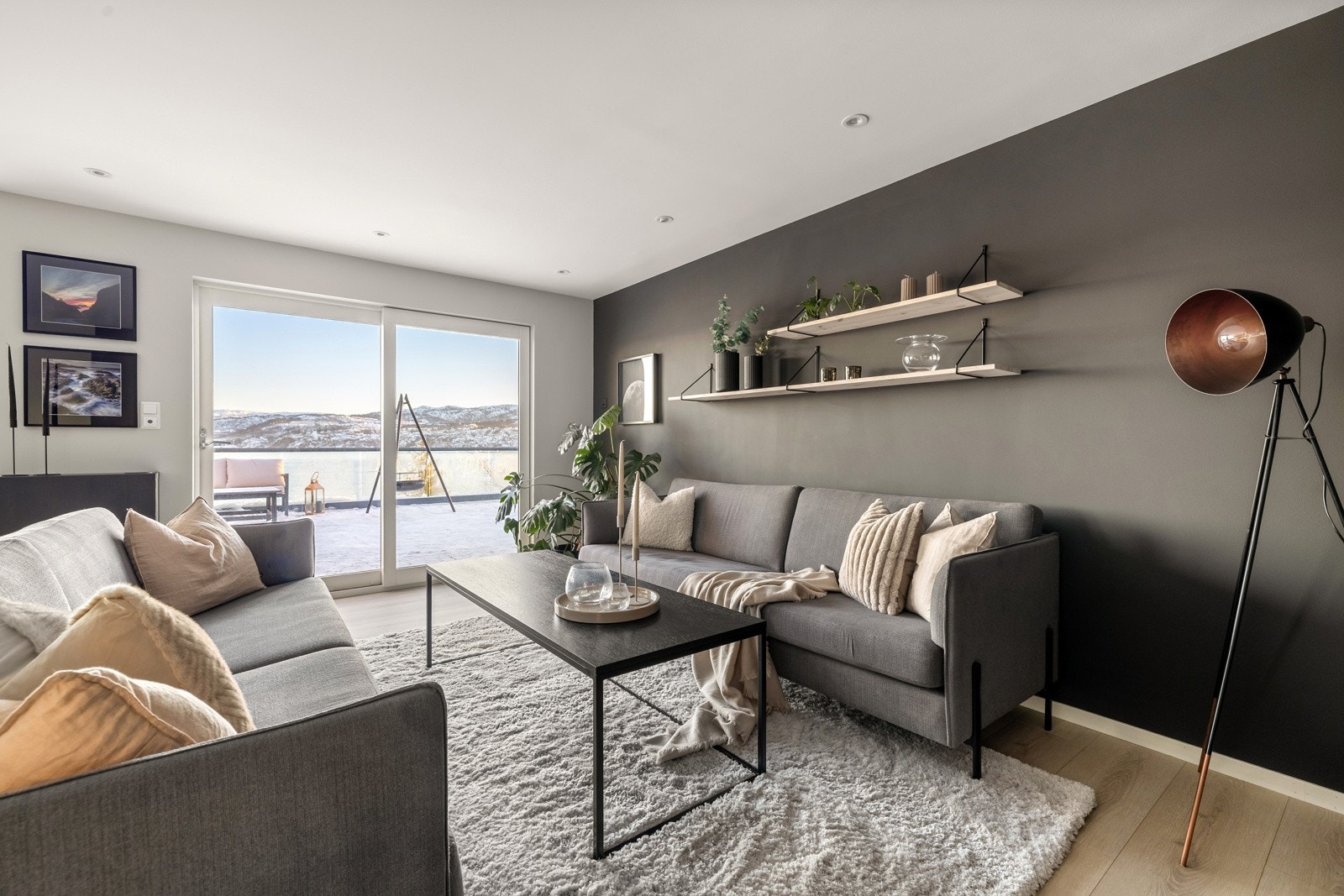 Sjøutsikten kan nytes fra de fleste soner i boligen Galleribilde