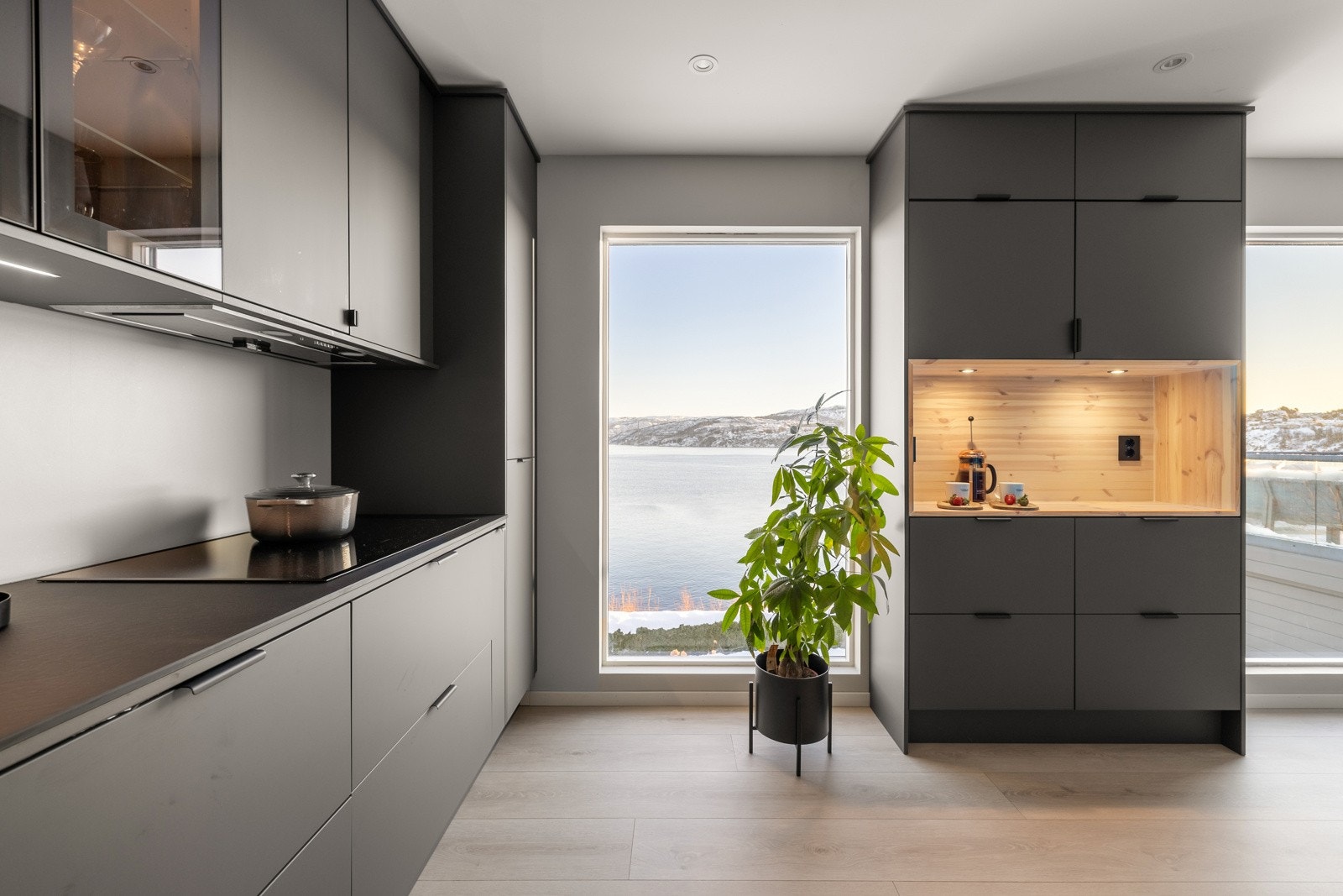 Innredningen er takhøy, utformingen er sosial, her kan man stelle i stand de herligste måltid, samtidig som man underholder gjestene eller nyter utsikten mot sjø og fjell. Galleribilde