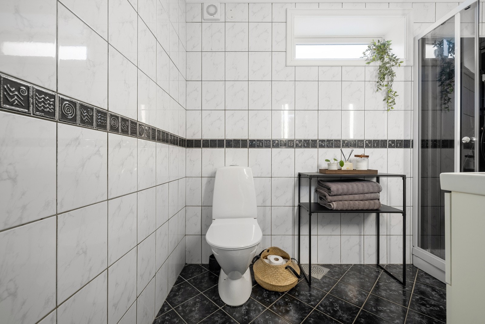 Badet er helfliset med varme i gulv. Galleribilde