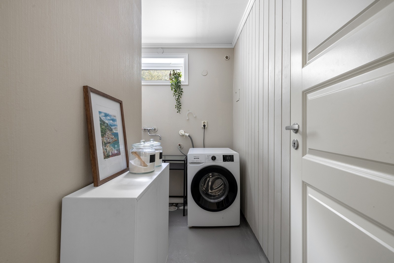 Leiligheten har også et eget praktisk vaskerom. Galleribilde