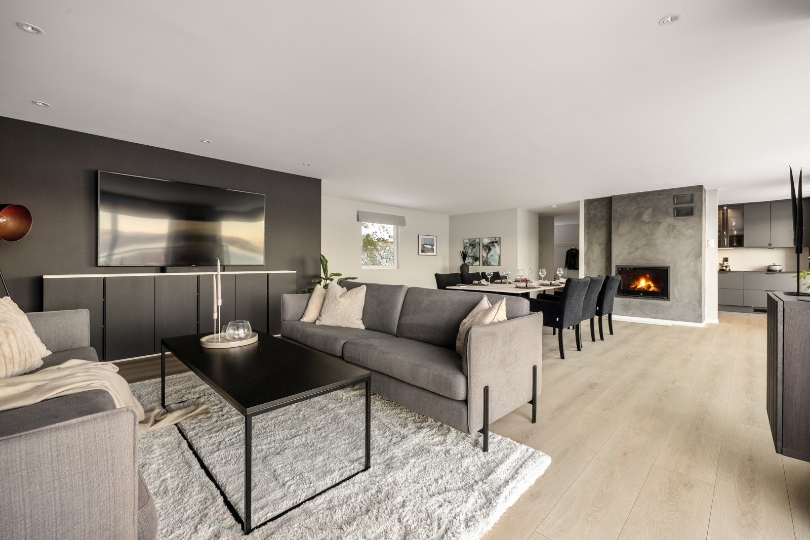 Gulvet er for øvrig gjennomgående for hele denne etasjen(foruten bad), noe som gir en sømløs overgang til de ulike rommene Galleribilde