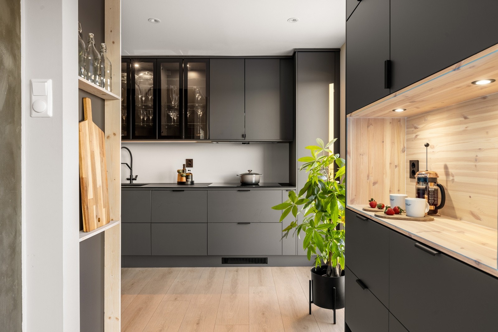 Kjøkkenet ligger i en åpen løsning med stuen for maksimalt utnyttelse av rommet Galleribilde