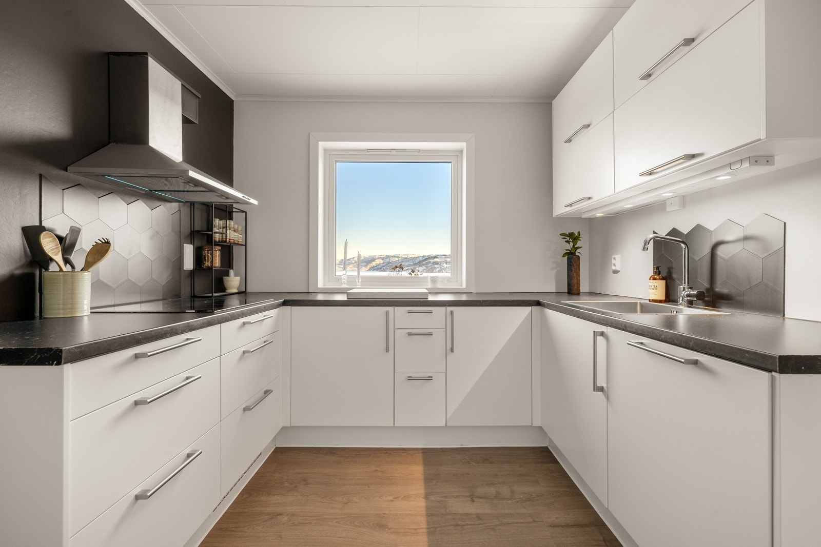 Rikelig med skap, skuffe-og benkeplass Galleribilde