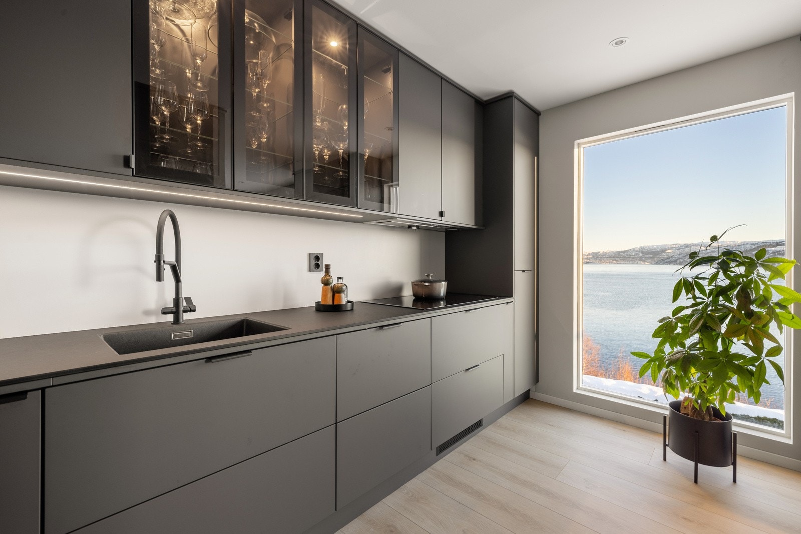 Av integrerte hvitevarer finner vi platetopp, stekeovn og oppvaskmaskin, samt frittstående kjøleskap. Automatisk vannstopper med fuktsensor (Waterguard). Galleribilde