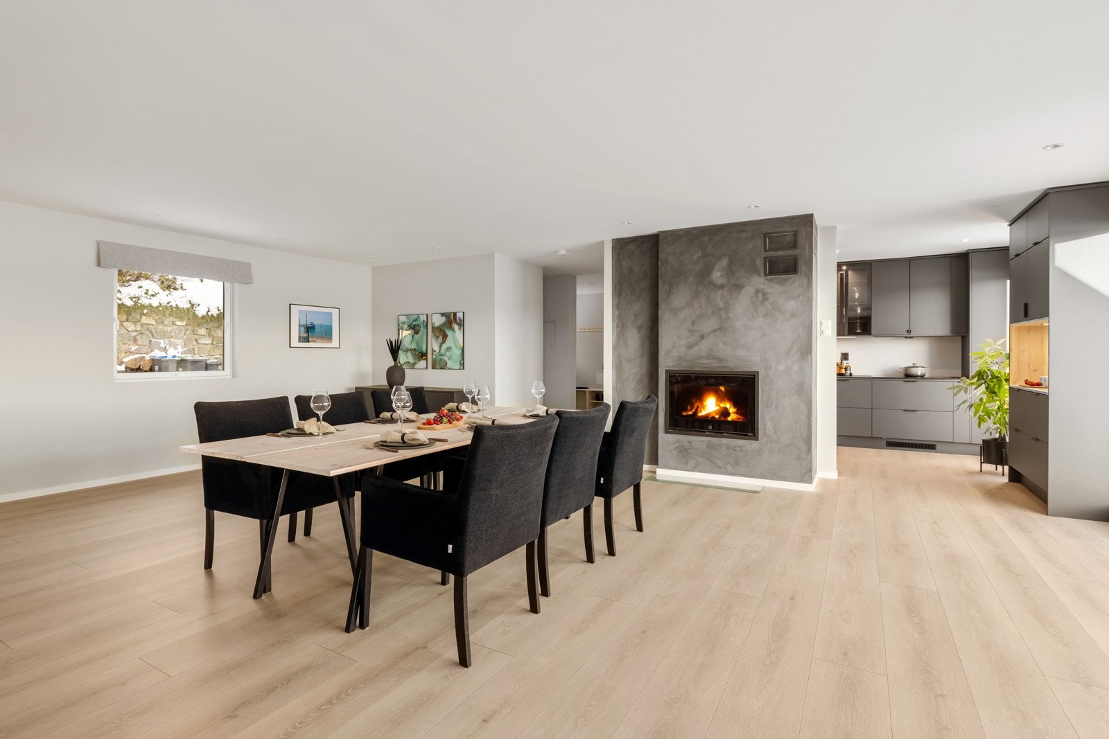 Stuen har både peisovn og en energieffektiv varmepumpe. Galleribilde