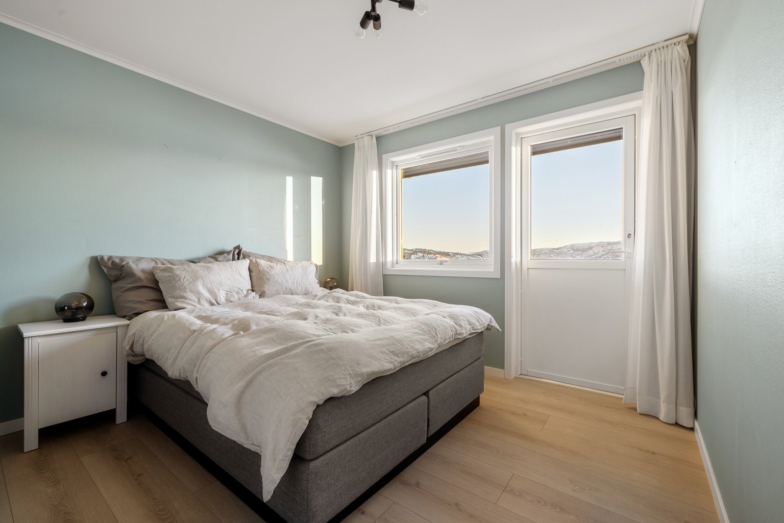 Her har man utgang til boligens 6 kvm, store balkong. Galleribilde