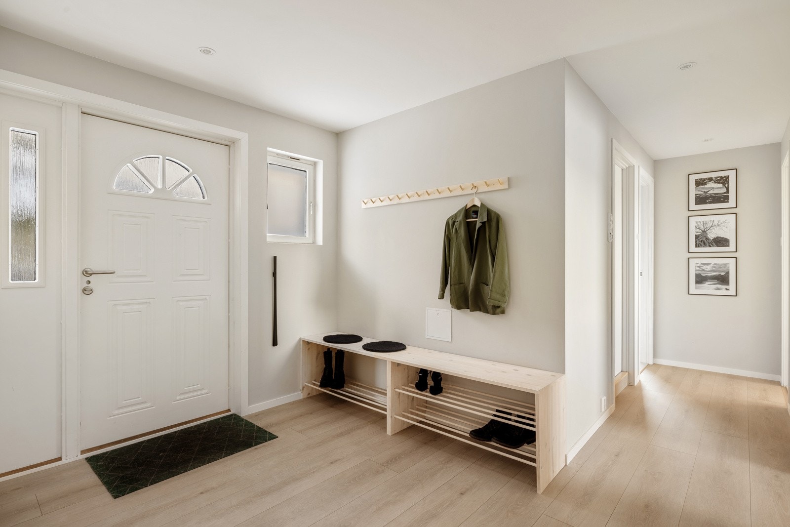 Gangen har godt med oppbevaringsplass til sko- og yttertøy. Galleribilde