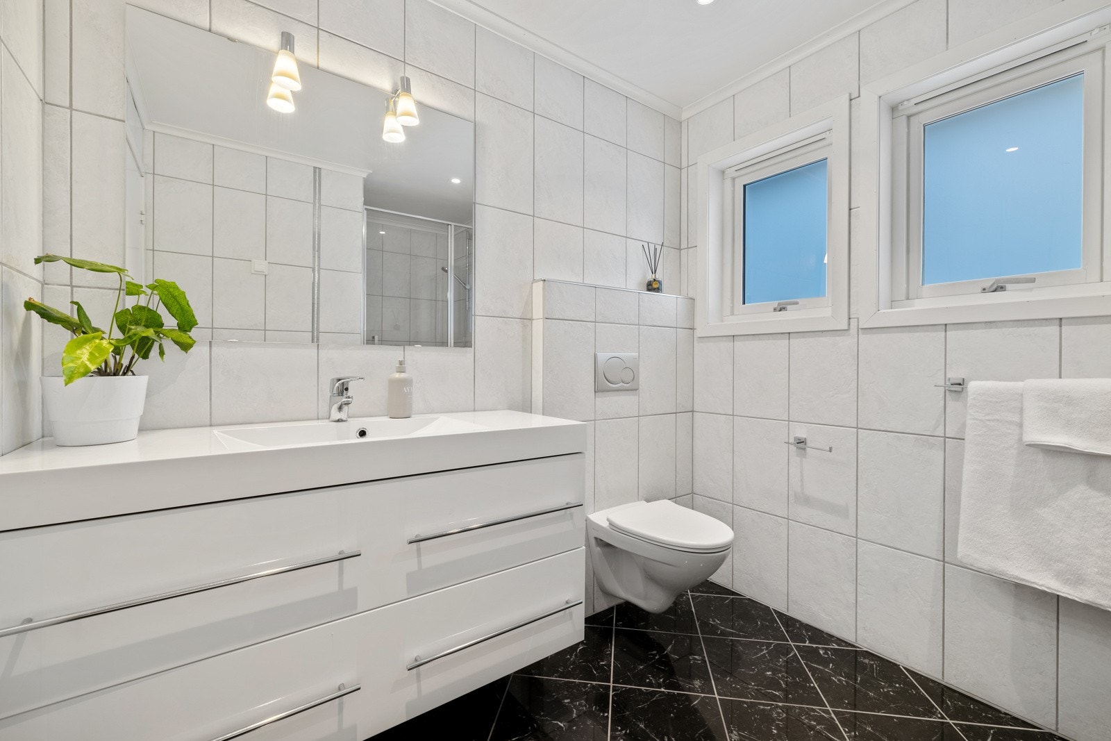 Badet er fra 2008 og har fliser på både gulv og vegger. Galleribilde