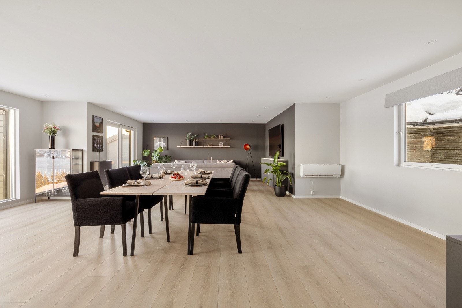 .Det er god plass til innredning og stuen fremstår som både lys, åpen og som en sosial sone av boligen Galleribilde