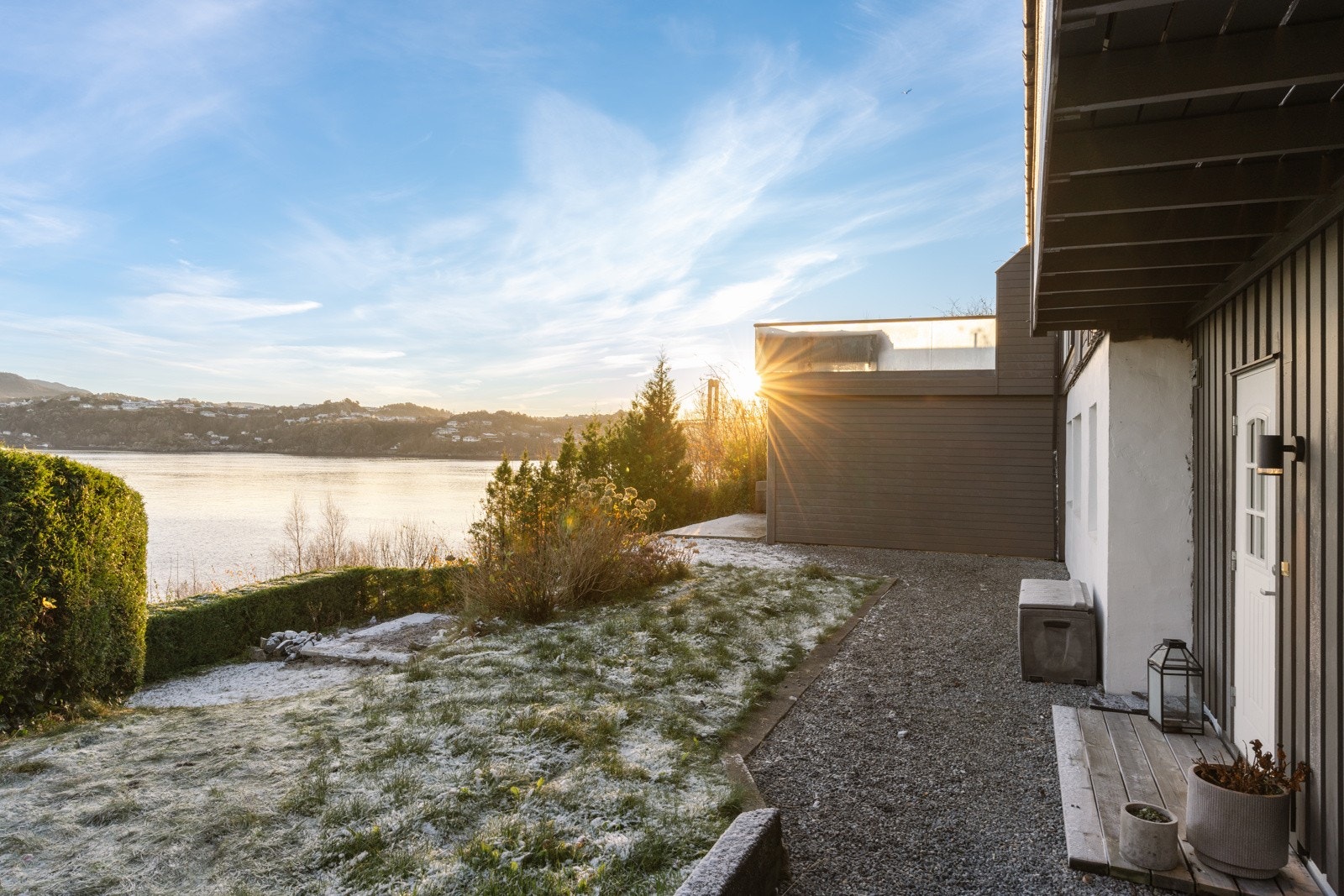 På baksiden av huset finner du inngangen til boligens utleieleilighet. Galleribilde