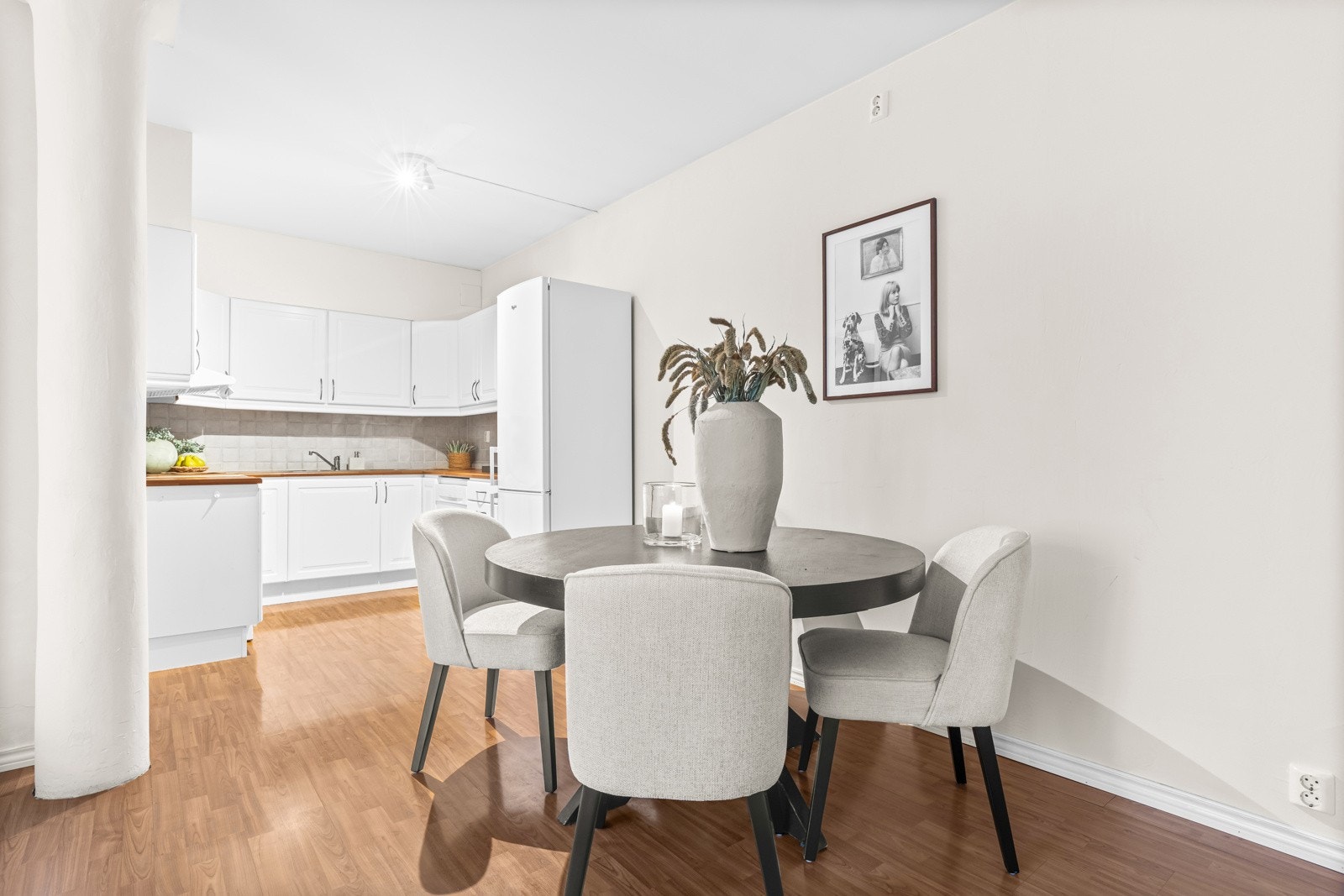 Den delvis åpne kjøkkenløsningen bidrar til en luftig og sosial atmosfære. Galleribilde