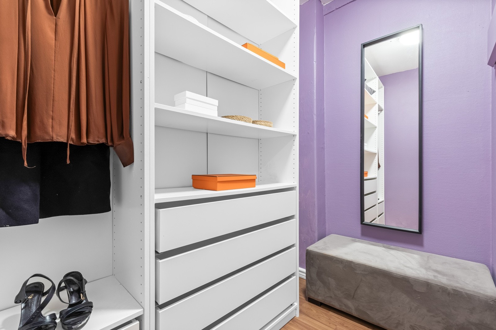 Walk-in-closet med plassbygget garderobeinnredning. Galleribilde