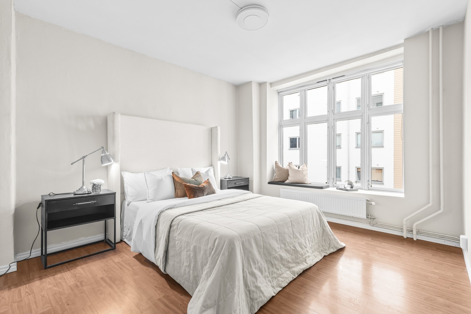 Boligen har to romslige soverom, som begge vender inn mot en lun bakgård. Galleribilde