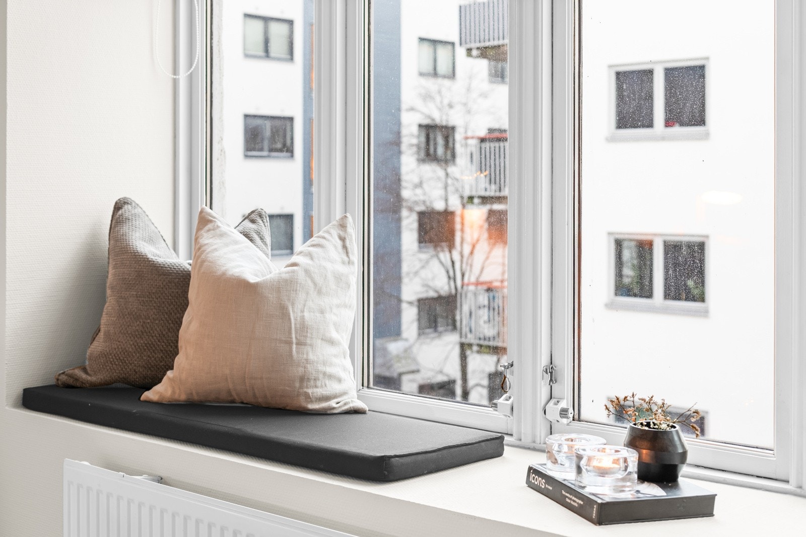 De brede vinduskarmene byr på gode dekormuligheter. Galleribilde