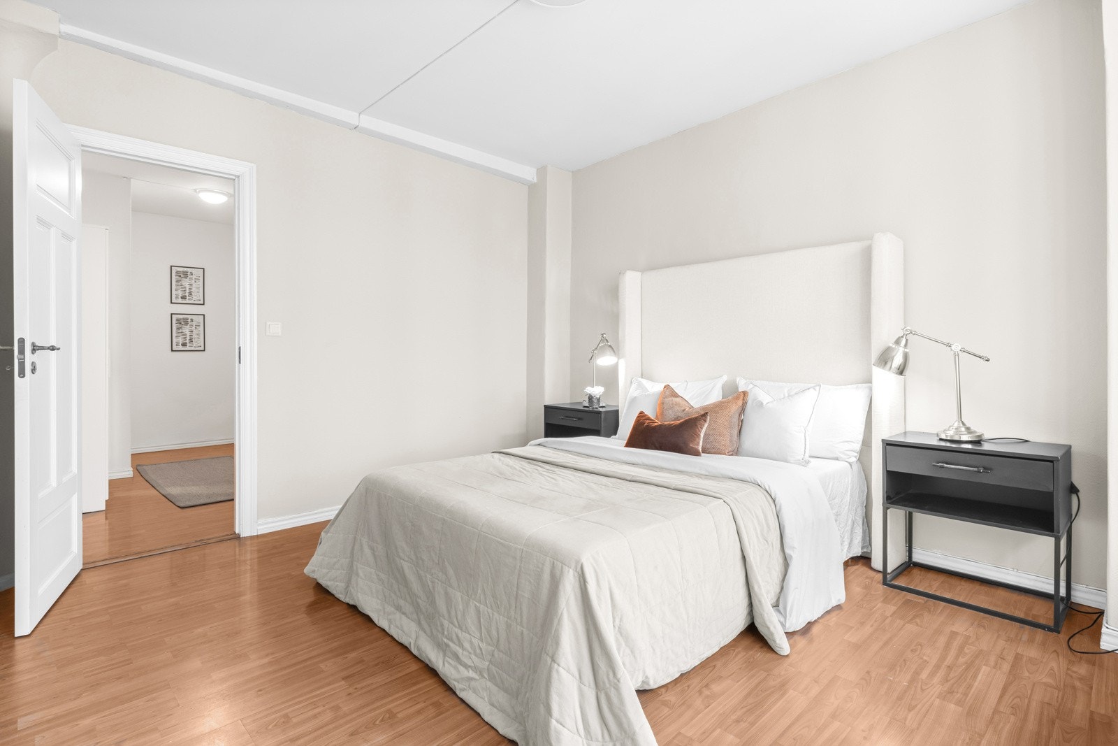 Hovedsoverommet har god plass til dobbeltseng, nattbord på hver side og et garderobeskap. Galleribilde