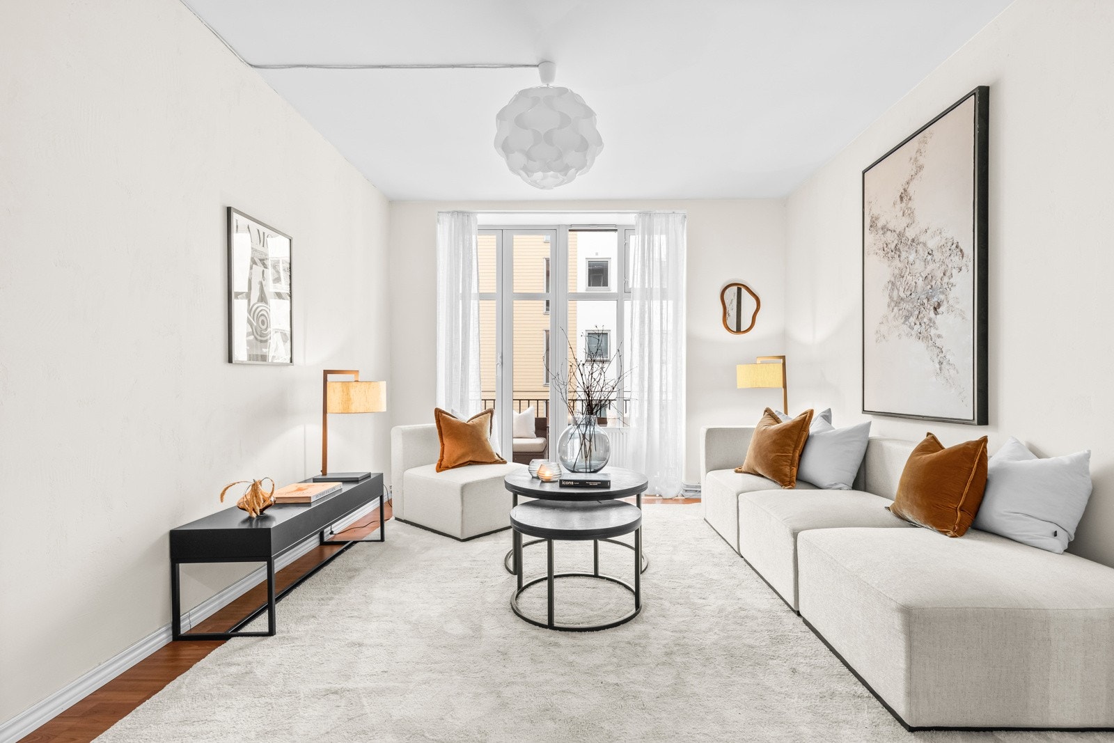 Lys og delikat 3-roms i byggets 4. etasje. Fra stuen er det utgang til en herlig vestvendt balkong. Galleribilde