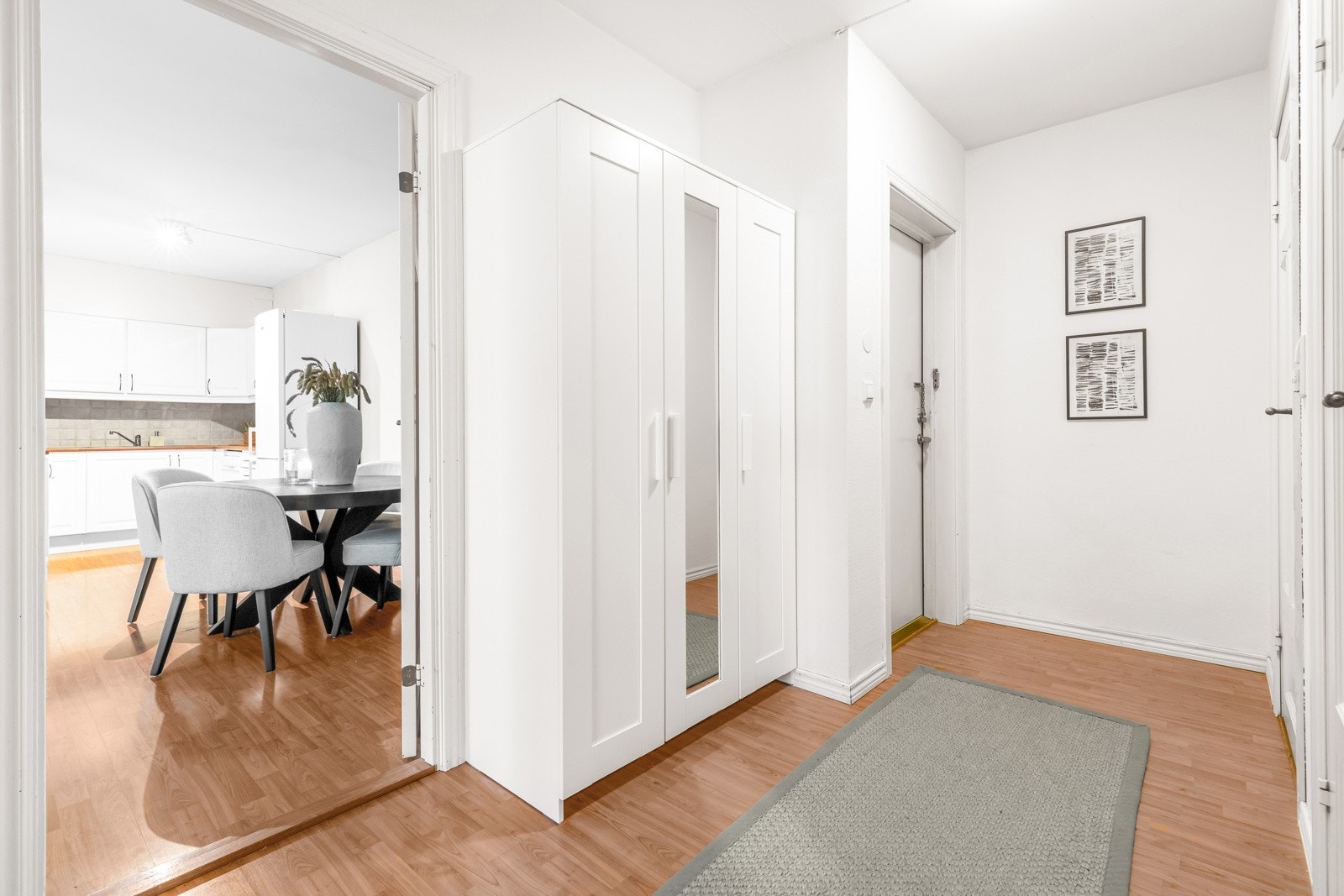 Når du kommer inn i boligen, er det første du møter en lys og innbydende entré. Galleribilde