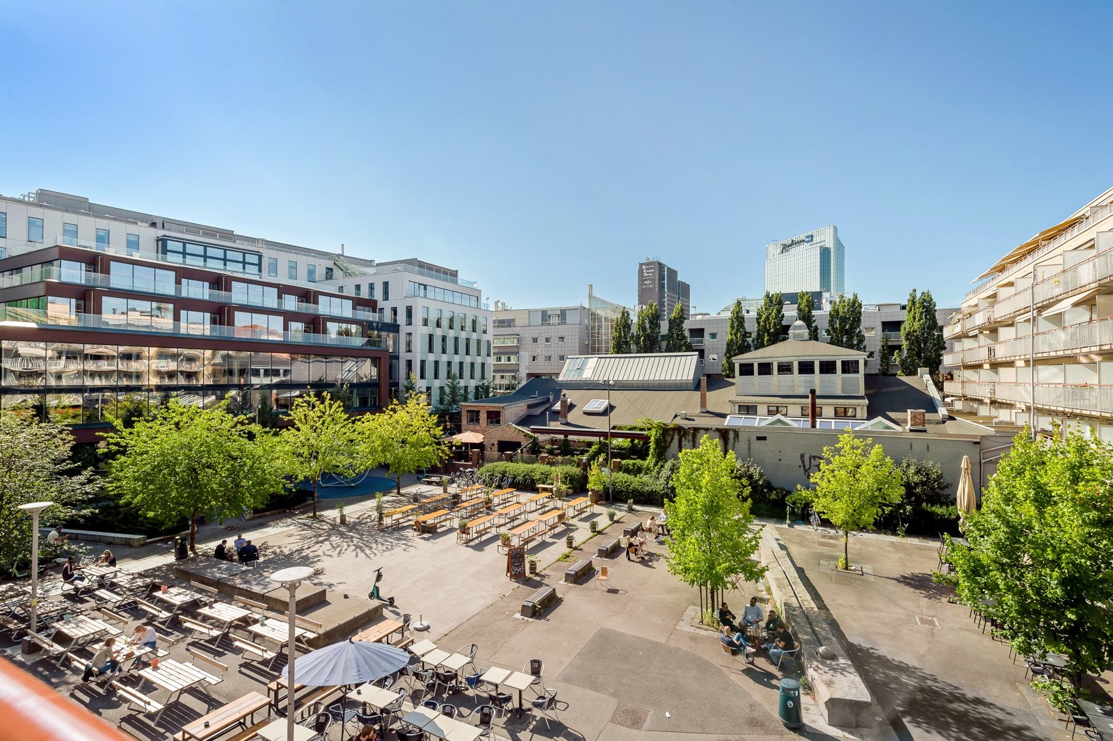 Teaterplassen. Her er det et åpent torg med ulike kaféer og spisesteder rundt. Galleribilde