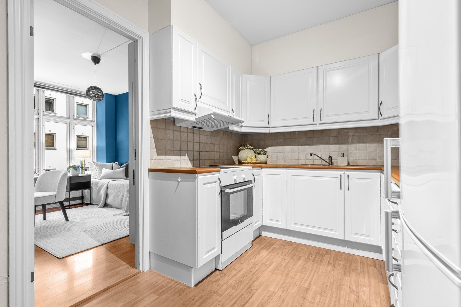 Kjøkkenet er utstyrt med en dobbel oppvaskkum av rustfritt stål med ett-greps armatur, kjøleskap med frysedel, komfyr med platetopp og oppvaskmasin. Alle hvitevarer medfølger handelen. Galleribilde