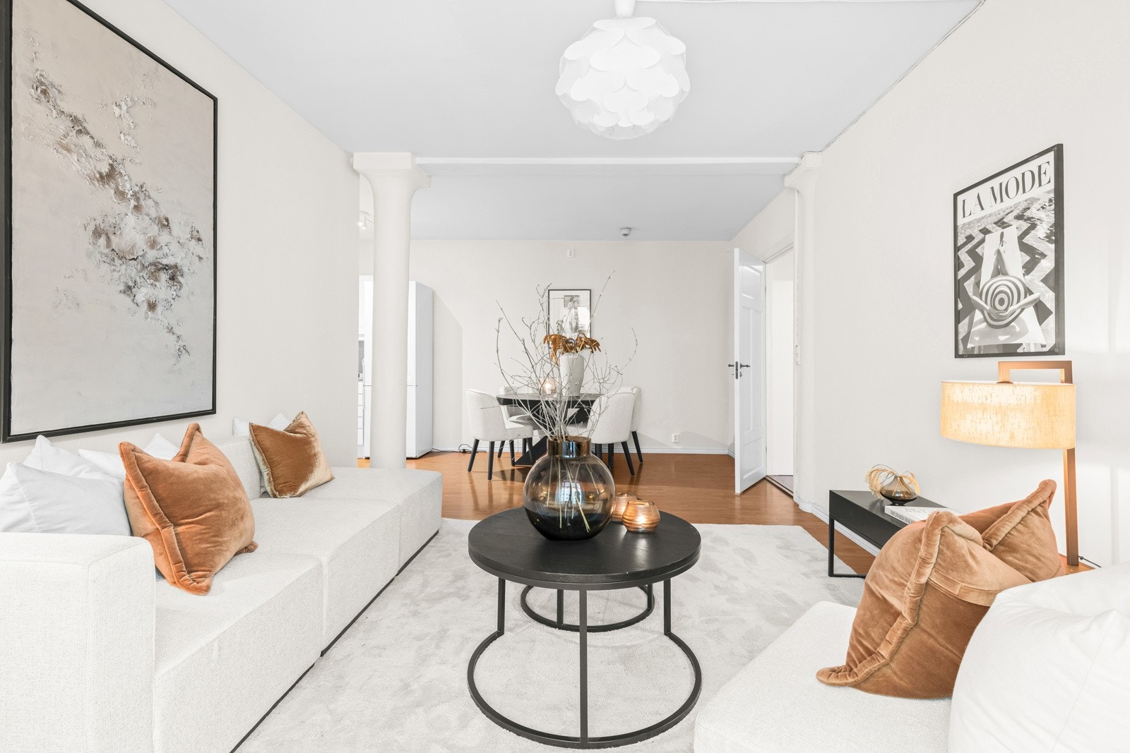 Stuen er romslig og enkel å møblere. Her har du god plass til både sofagruppe og TV med tilhørende møblement og spisebord. Galleribilde