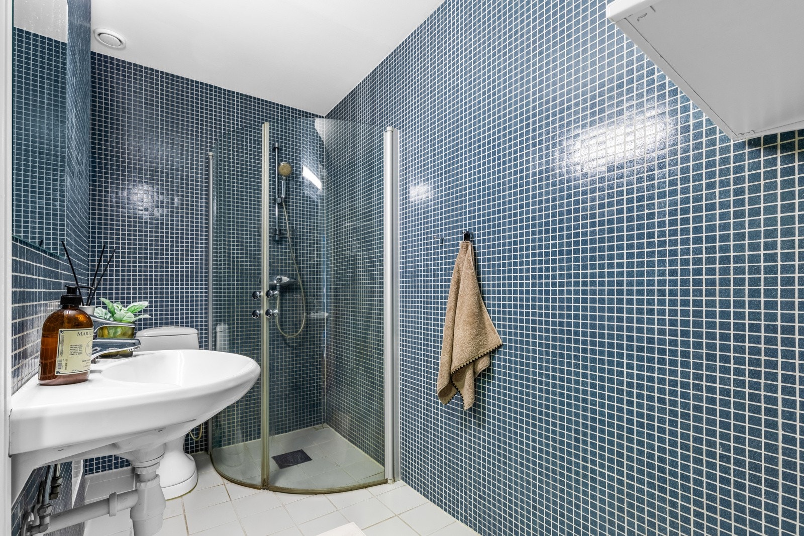 Tidløst, flislagt bad med behagelige gulvvarme. Galleribilde