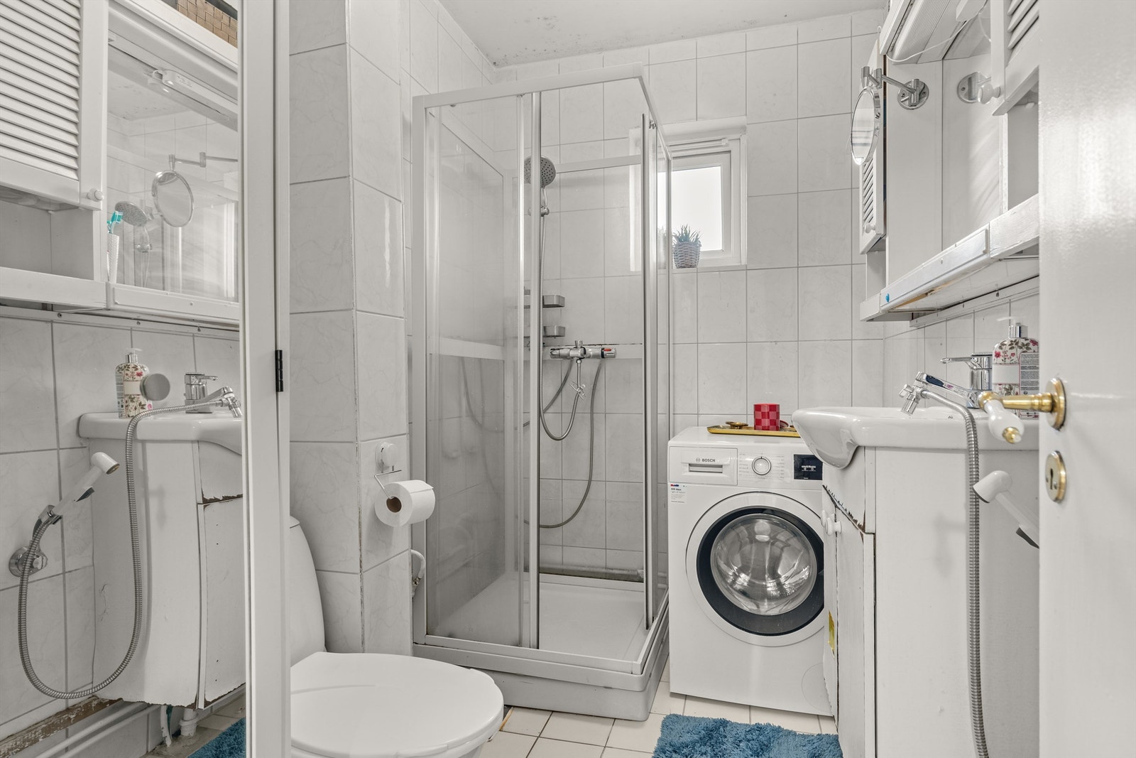 Leilighetens bad er flislagt på gulv og vegger. Innredningen består av vegghengt servantskap med nedfelt servant. Det er opplegg for vaskemaskin. Galleribilde