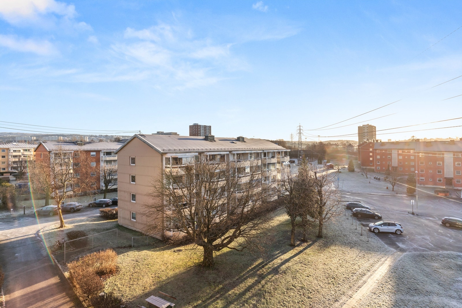 Skjermet og trafikksikkert innenfor borettslagets område, og flott opparbeidet fellesområde. Galleribilde