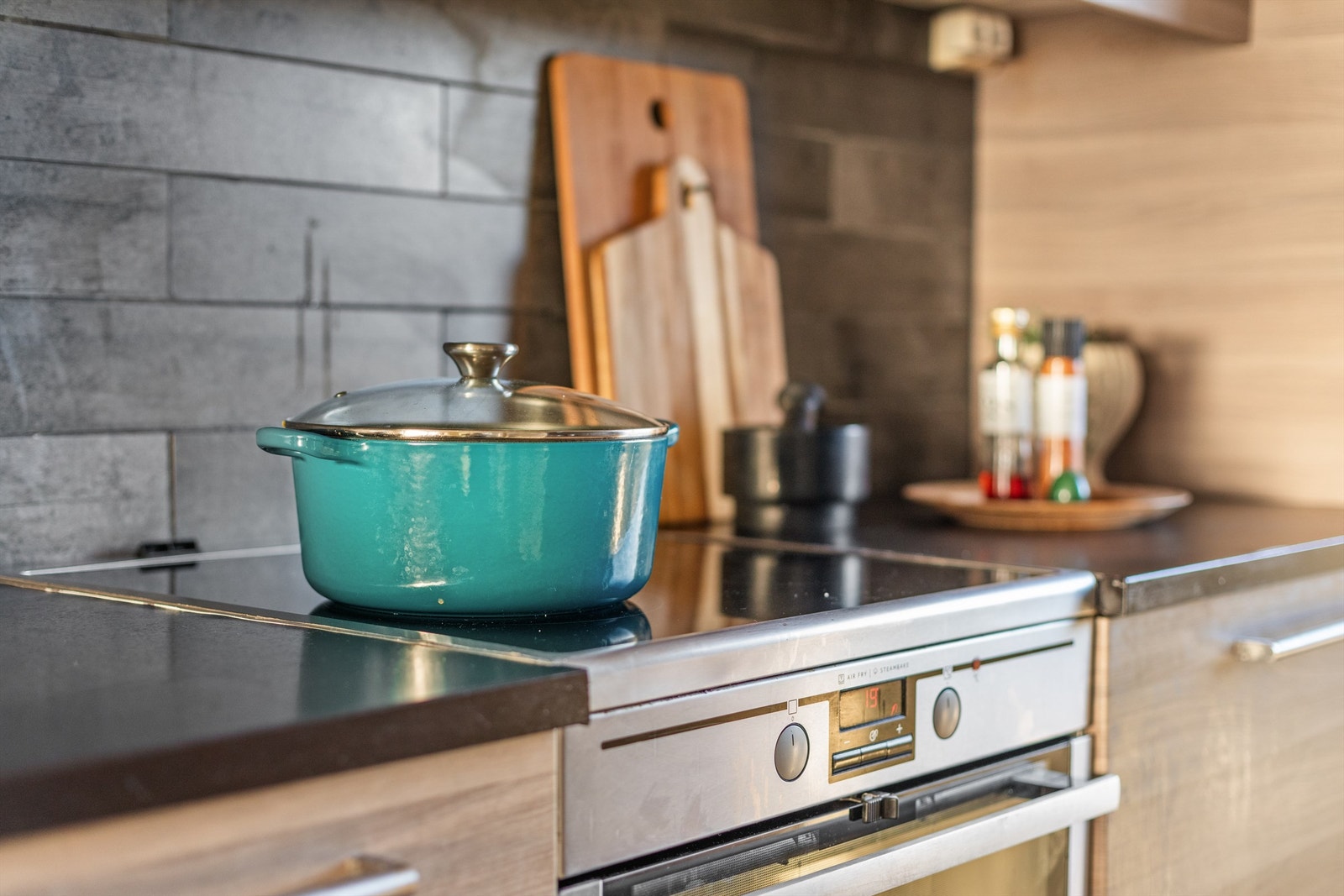 Den gode benkeplassen gjør det enkelt å diske opp lekre retter. Det er også rikelig med oppbevaringsplass i både skuffer og skap. Galleribilde