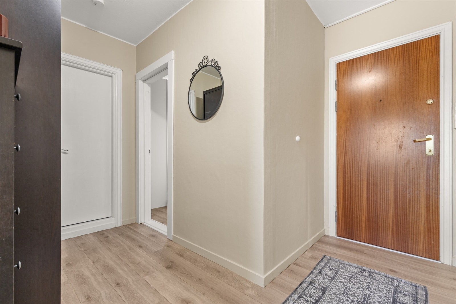 Velkommen inn! Leilighetens entré er svært innbydende og gir et meget godt førsteinntrykk av boligen. Galleribilde