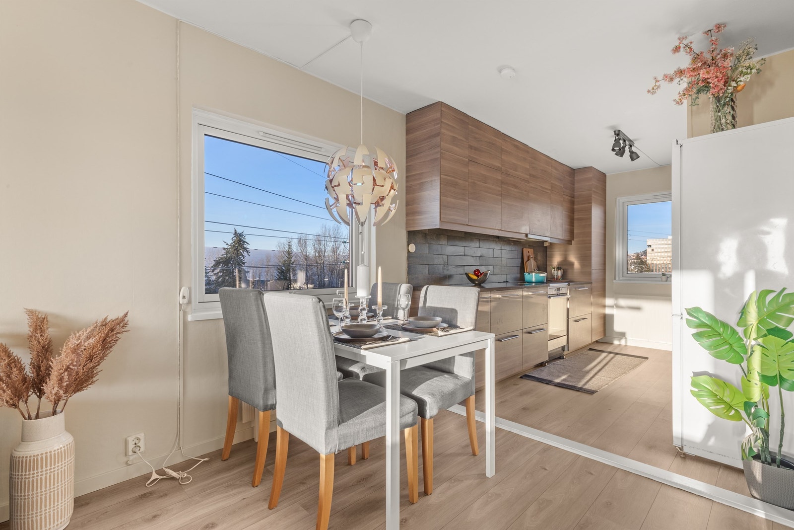 Mellom stuen og kjøkkenet er en naturlig og fin plass for et spisebord med gode muligheter for å invitere venner og familie på middager Galleribilde