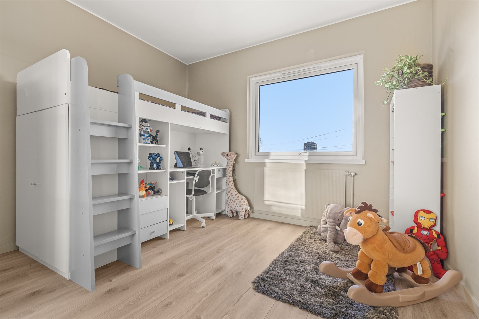 Leilighetens andre soverom er også av god størrelse og passer ypperlig som barnerom, gjesterom eller kontor. Galleribilde