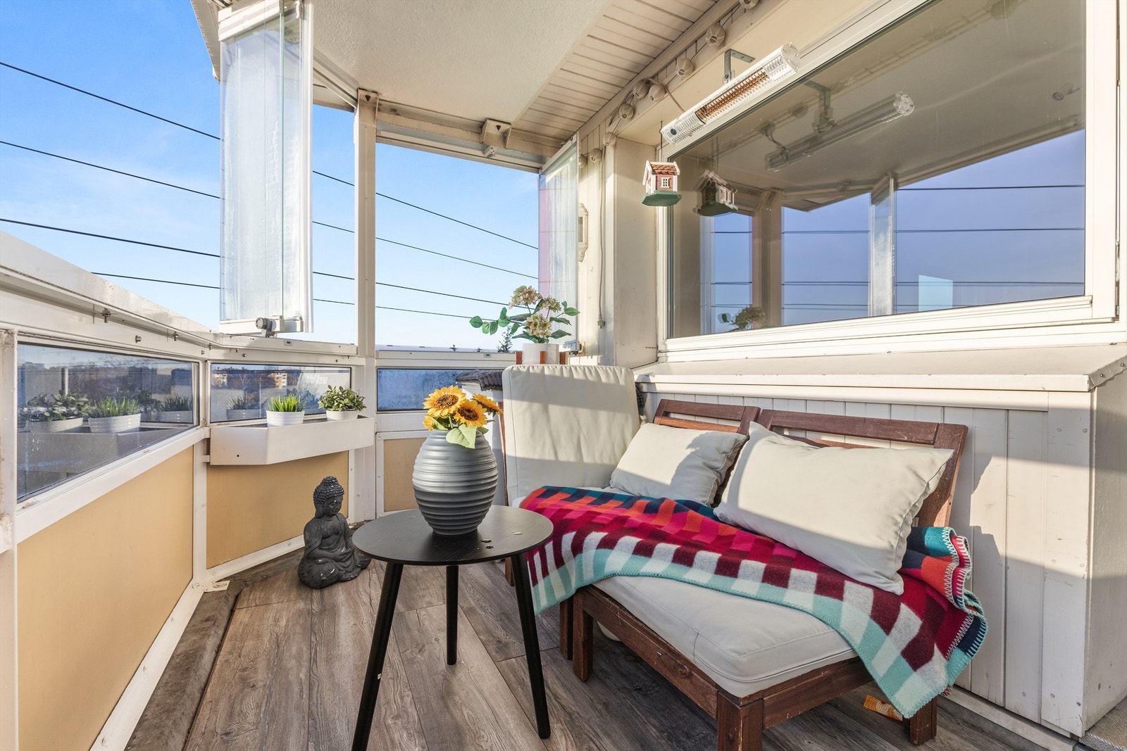 Balkongen er innglasset og overbygd og føles som en naturlig forlengelse av stuen Galleribilde