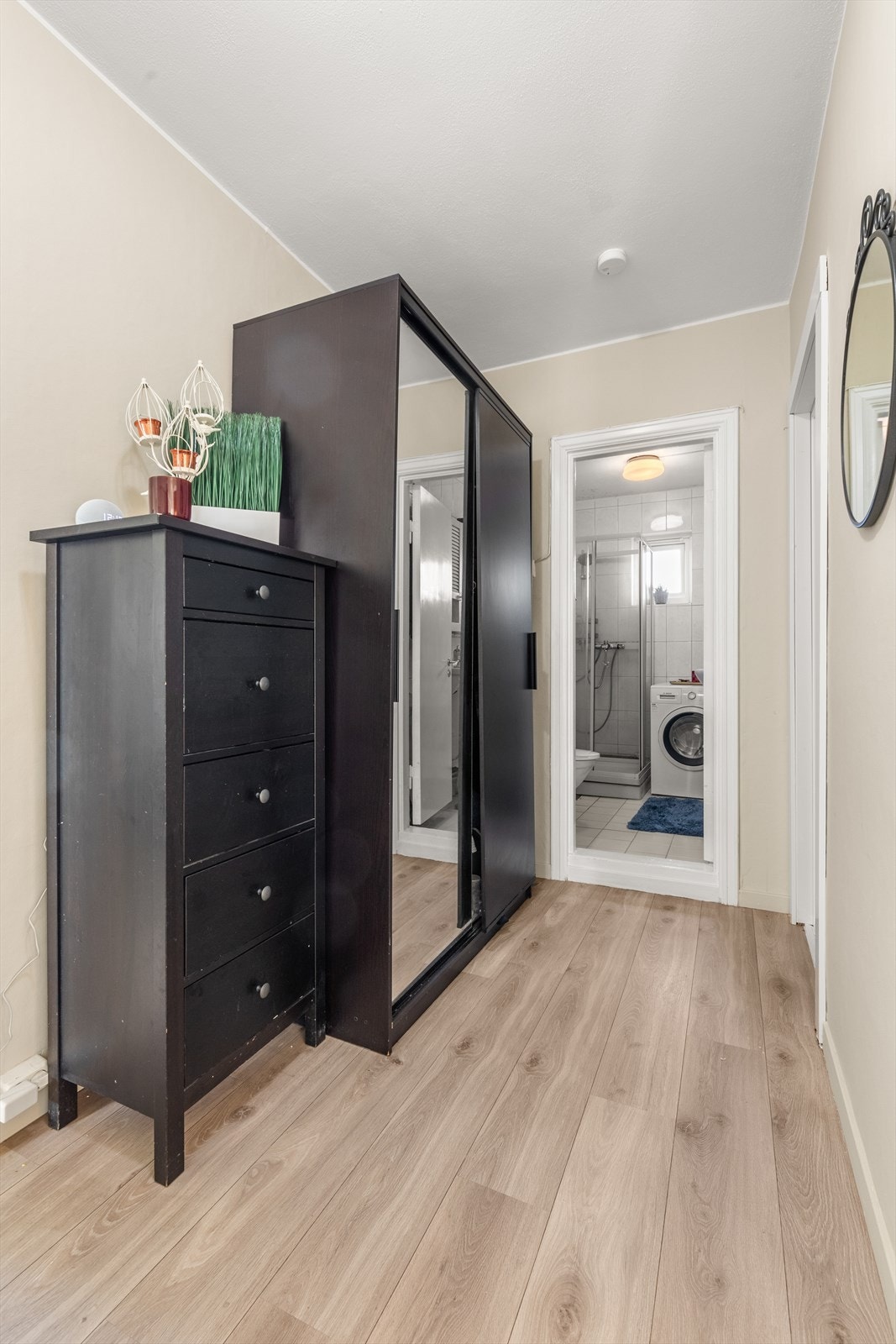 Entréen knytter boligens rom fint og sømløst sammen. Her er det god plass til å henge fra seg ytterjakker og sette fra seg sko. Galleribilde