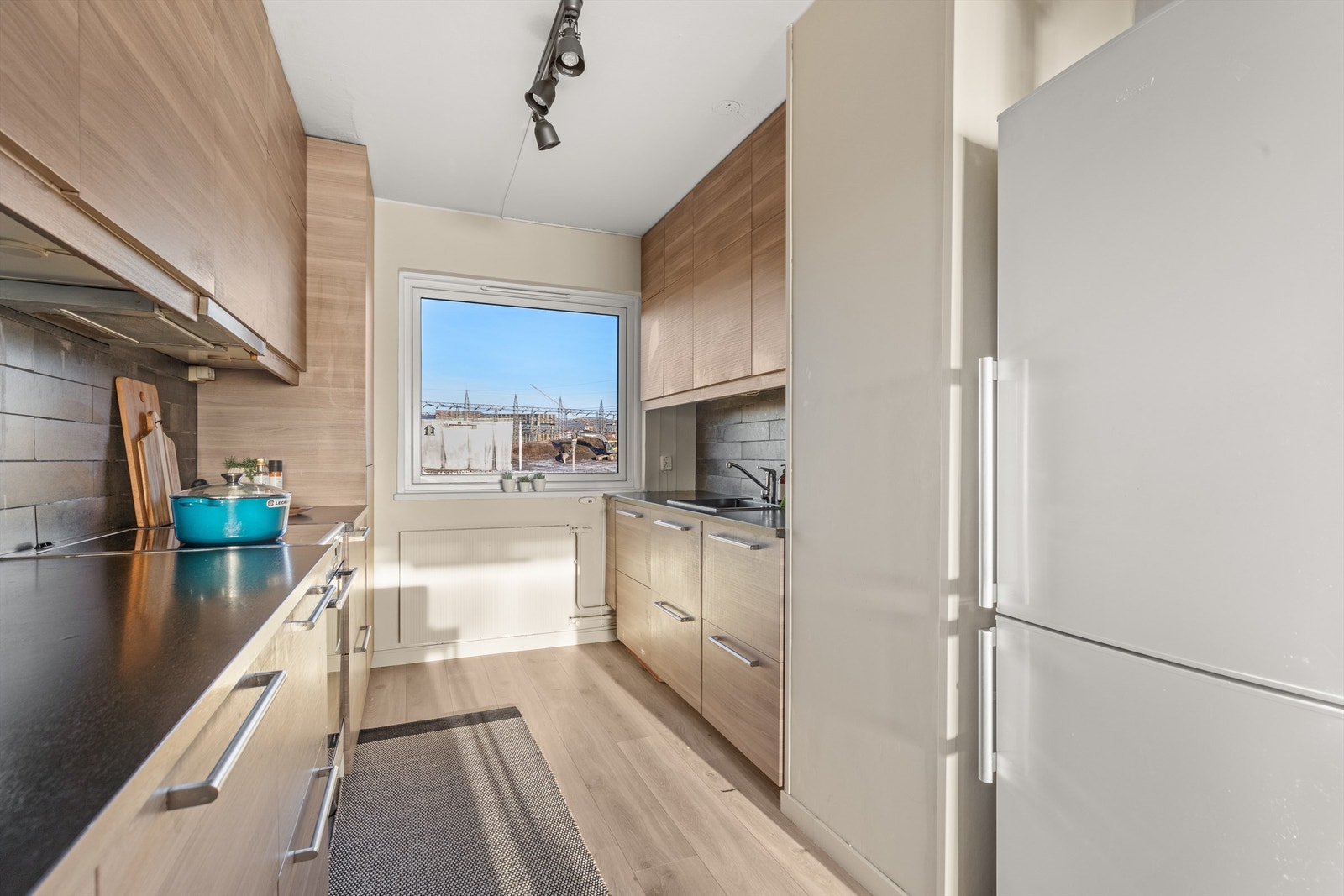 Kjøkkeninnredningen er fra 2015 og er av glatte fronter og benkeplate i laminat. Oppvaskmaskin er integrert i innredningen. Galleribilde