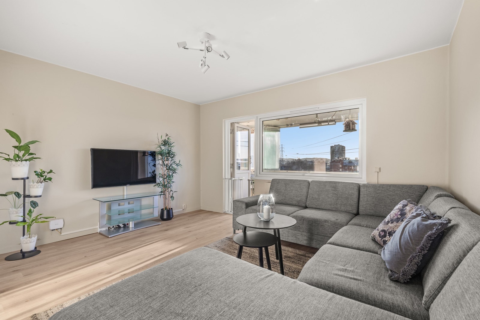 Stuen er romslig med god planløsning og kan enkelt innredes med en hyggelig sofagruppe med tilhørende sofabord og annet ønskelig stuemøblement Galleribilde