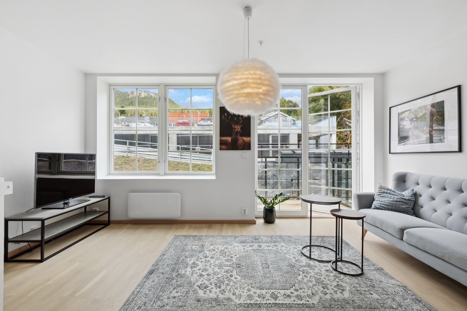 Fra stuen er det utgang til en balkong. Galleribilde