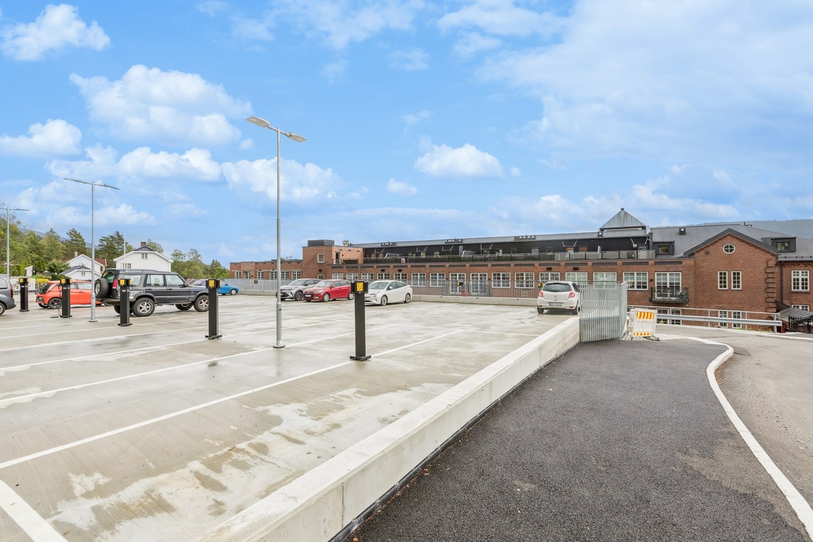 Det medfølger 1 parkeringsplass på taket av garasjeanlegget. Galleribilde