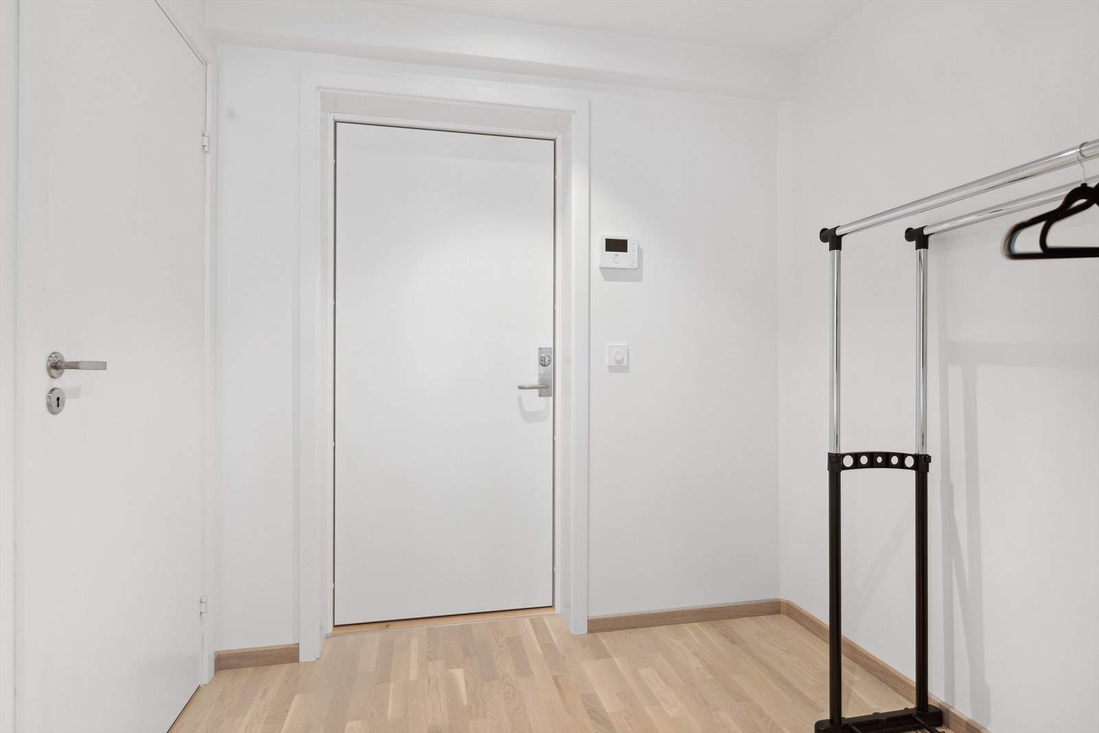 Her ønskes man velkommen inn i en lys gang med plass til garderobeskap. Galleribilde