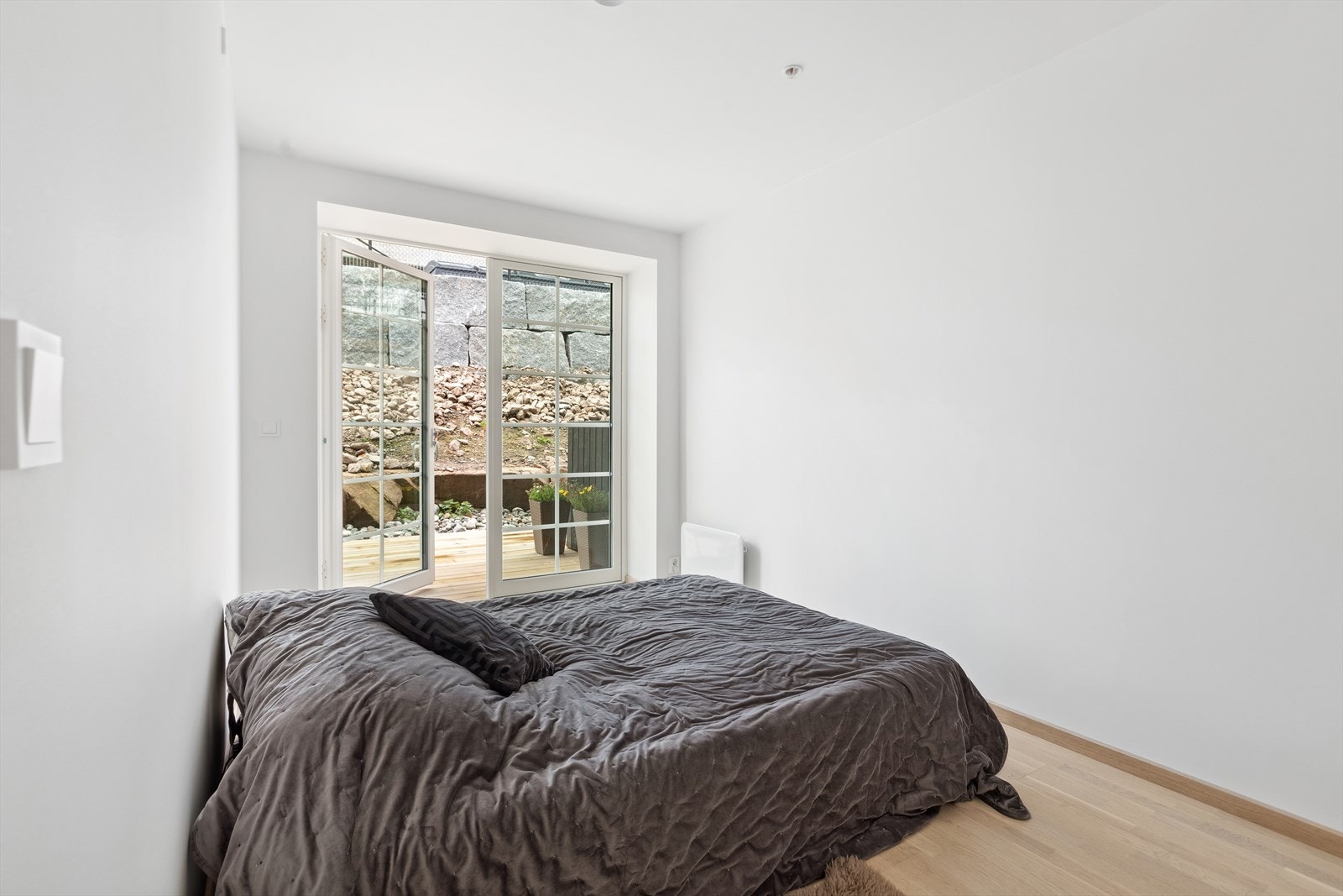 Hovedsoverommet har fin størrelse og utgang til terrasse. Galleribilde