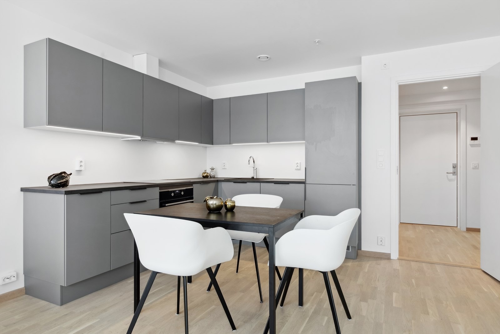 Pent kjøkken med integrerte hvitevarer. Galleribilde