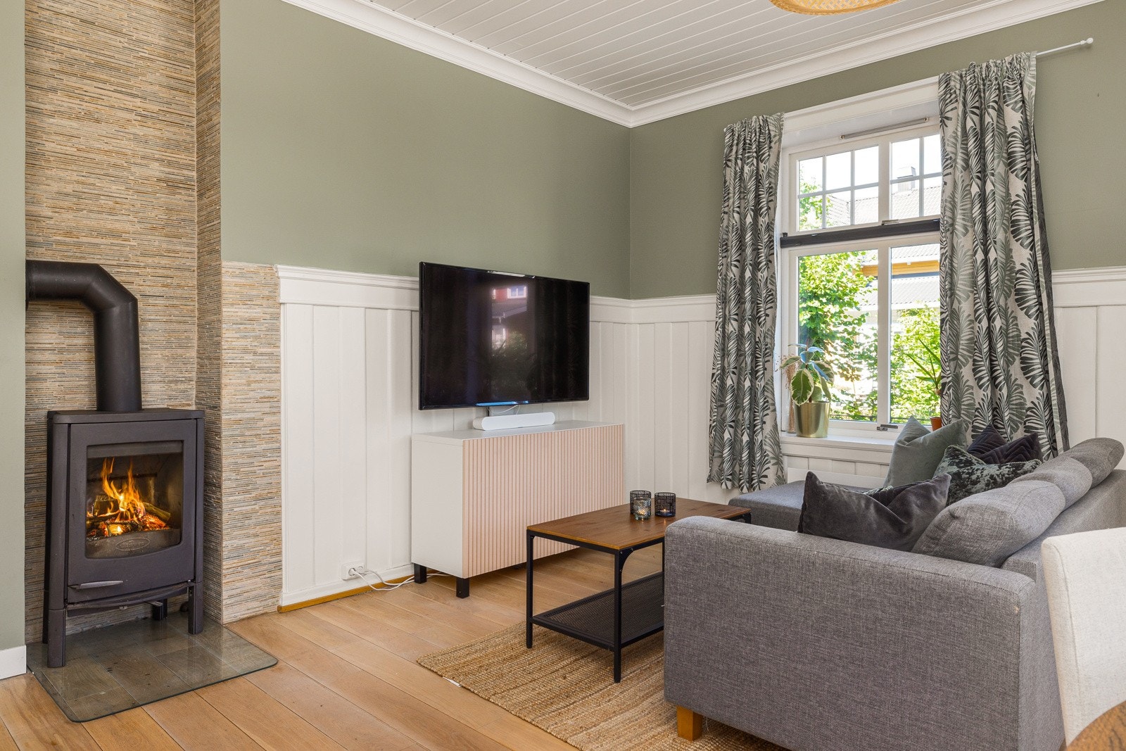 Romslig stue med plass til spisebord og sofa. Galleribilde