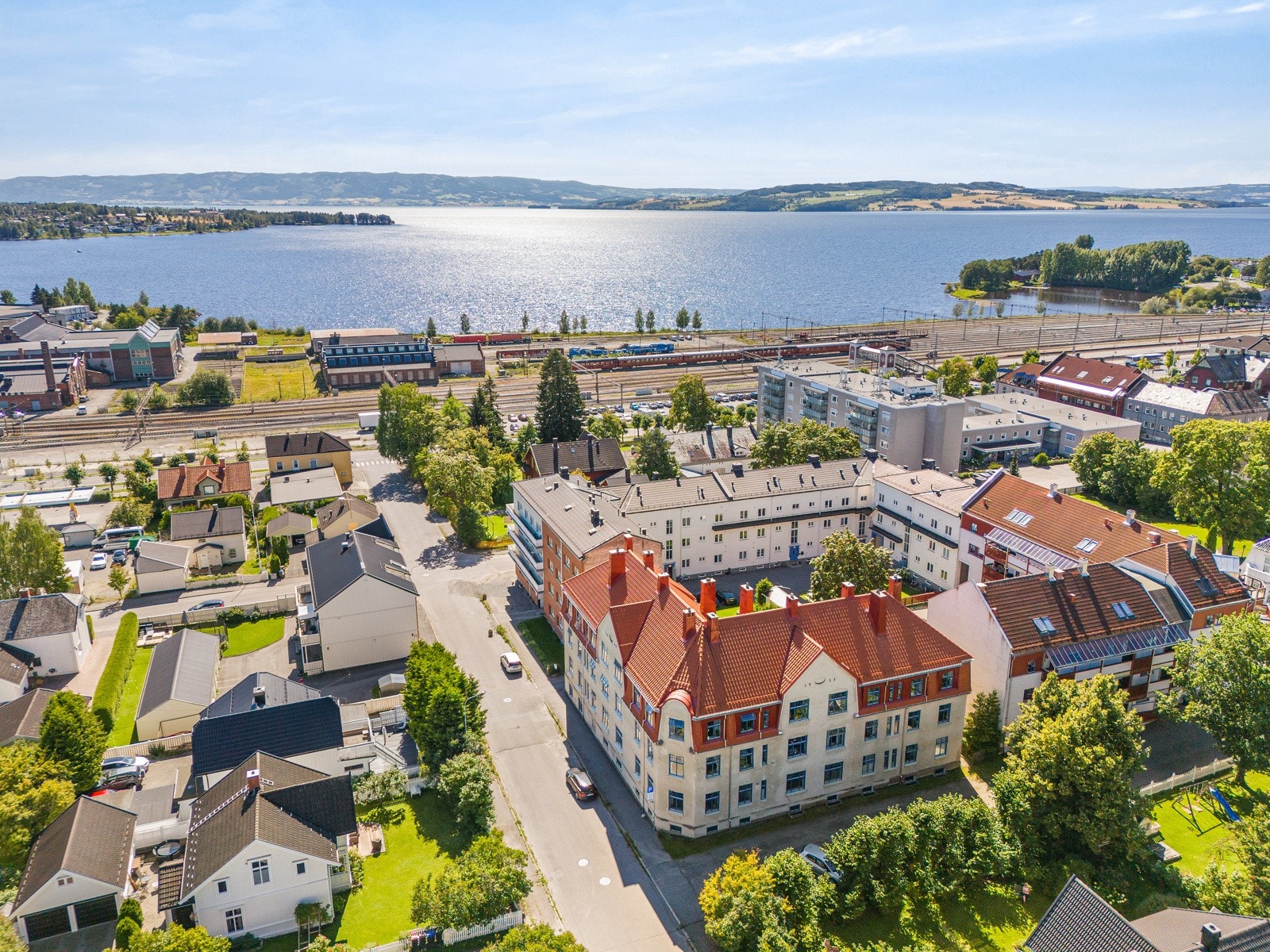 Velkommen til denne sjarmerende & hyggelige bygården i Welhavens gate 14B. Galleribilde