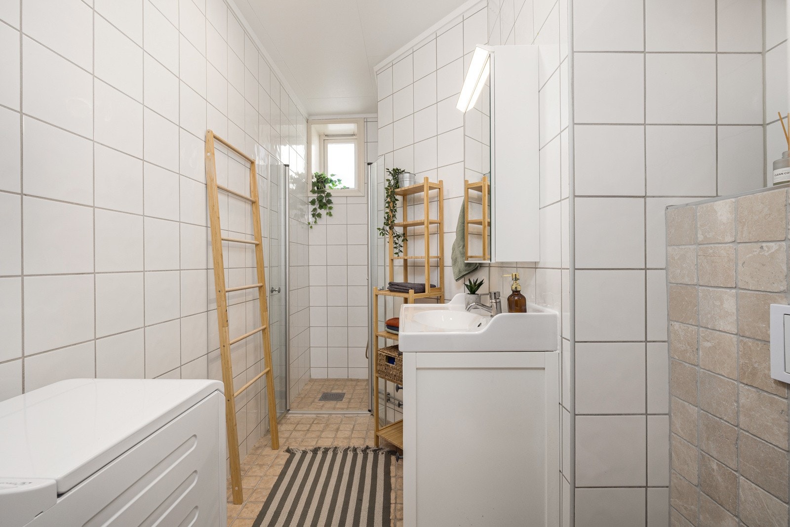 Det er plass for smal vaskemaskin. Galleribilde
